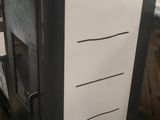 un micro-ondes noir et blanc posé sur une table