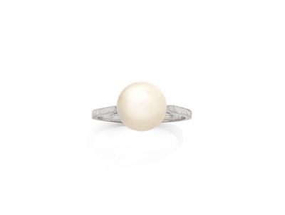 une bague en perles et diamants