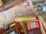 une boîte remplie de livres posée par terre à côté d'une chaise