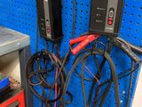 un panneau perforé bleu sur lequel sont fixés divers équipements électriques