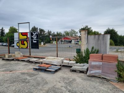 un parking avec beaucoup de briques et beaucoup de ciment