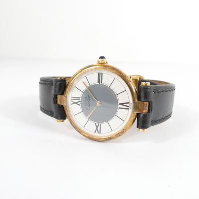 gros plan d'une montre-bracelet avec des chiffres romains sur le cadran