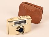 un petit appareil photo beige et un petit étui beige