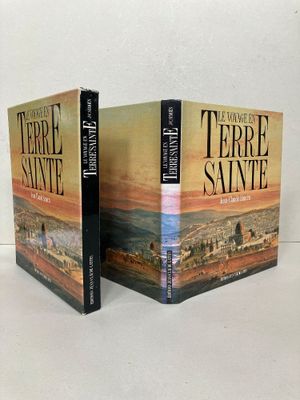 Les trois livres sont posés sur une surface blanche.