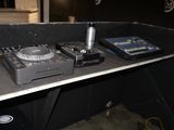 deux platines posées sur une étagère dans une pièce