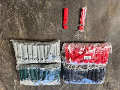 deux boîtes en plastique remplies de fils rouges, bleus et verts