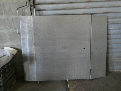 une photo d'une porte métallique dans un garage