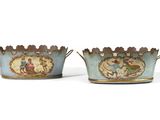 trois vases bleus et blancs ornés de motifs décoratifs