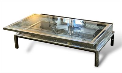 une table basse avec un plateau en verre sur fond blanc