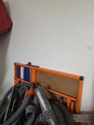 un tas d'aspirateurs et d'autres objets dans une pièce