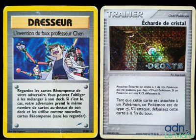 deux cartes aux motifs différents posées sur une table