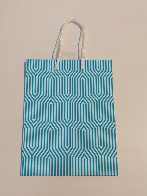 un sac de courses bleu et blanc posé sur une surface blanche