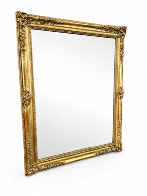une image d'un miroir encadré d'or sur un fond blanc