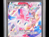 gros plan d'une carte pokemon sur fond noir