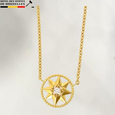 collier plaqué or avec un pendentif en forme d'étoile orné d'un diamant au centre