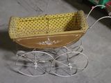une poussette jaune et blanche avec un siège à pois