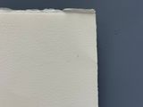 un morceau de papier qui a été arraché