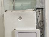 des toilettes blanches situées à côté d'une douche dans une pièce