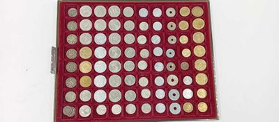 une boîte rouge contenant beaucoup de pièces de monnaie