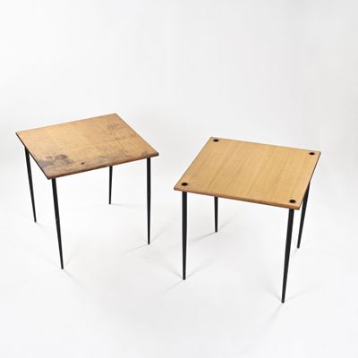 deux petites tables en bois aux pieds noirs sur fond blanc