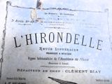 un gros plan d'un vieux journal sur lequel figure un oiseau