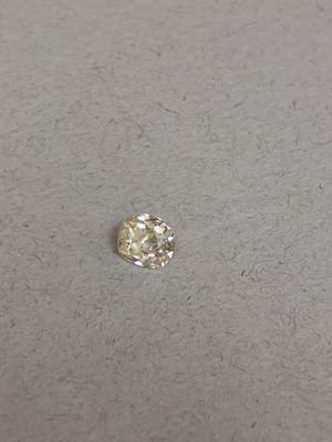 un gros plan d'un diamant isolé posé sur une table