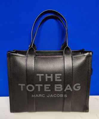 un sac fourre-tout noir orné du logo Marc Jacobs