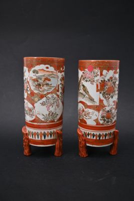 Deux vases miniatures formant paire, de forme cylindrique, t…