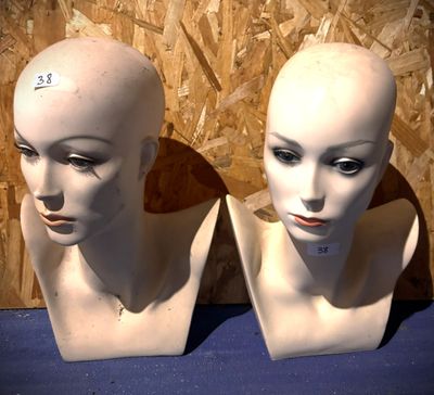 deux têtes de mannequin posées sur une table bleue
