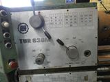 une machine posée sur une table dans une pièce