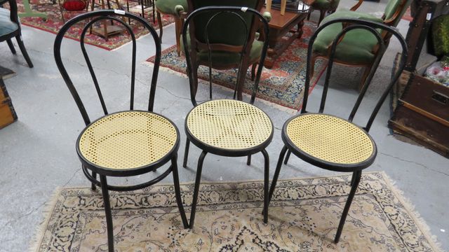 Suite de trois chaises de bistrot, assise cannée en plastique , (...