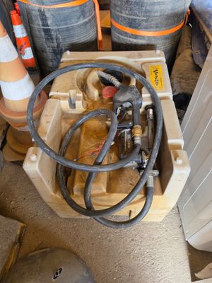 une boîte contenant tout un tas de tuyaux