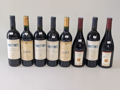 six bouteilles de vin sont alignées sur une table