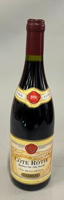 une bouteille de vin à côté d'un verre de vin