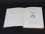 un livre ouvert sur lequel figure la photo d'un homme