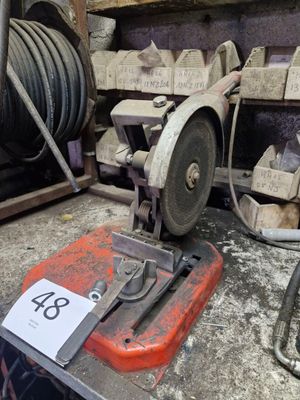 une machine posée sur une table dans une pièce