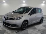 la voiture argentée est garée sur un sol en damier dans le garage