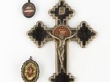 une image représentant une croix, une médaille et une autre médaille sur un fond blanc