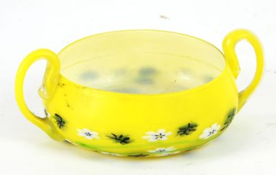 un bol jaune orné d'un motif floral