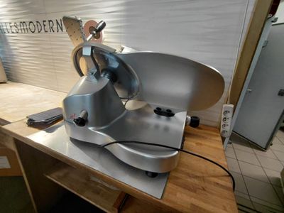 une machine argentée posée sur une table en bois