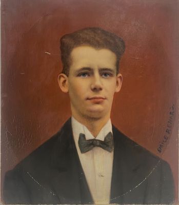 portrait d'un jeune homme vêtu d'un smoking et d'un nœud papillon