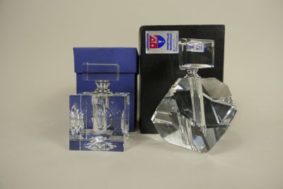 un flacon de parfum posé à côté d'une boîte sur une table