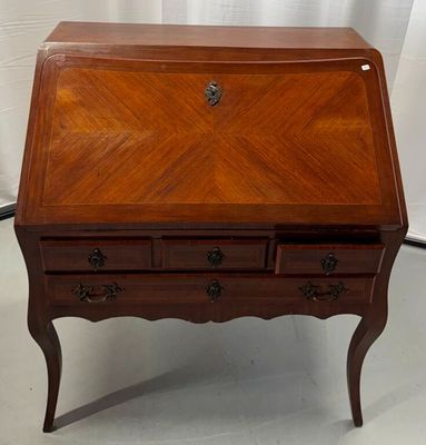une image représentant un petit bureau avec des tiroirs et des tiroirs