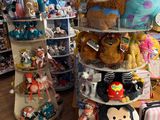 Plusieurs peluches sont empilées les unes sur les autres dans un magasin