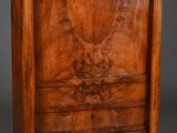 une ancienne commode en bois avec un plateau en marbre