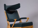 une image représentant une chaise et un pouf dans une pièce, sur fond gris