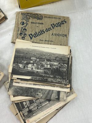 1 Boite de cartes postales anciennes de divers départements