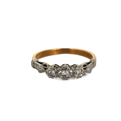 une bague en or et diamants