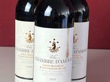 plusieurs bouteilles de vin sont alignées sur un comptoir
