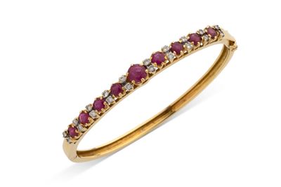 un bracelet rigide orné de rubis et de diamants